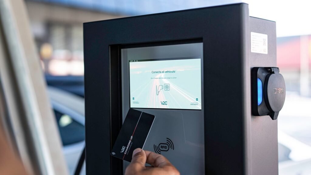 V2C POLE with spring cables (2×22 kW), 8'' Display, 4G, LAN/Wifi, RFID