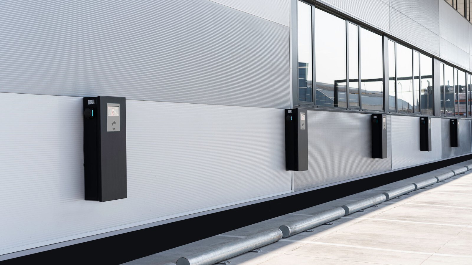 V2C POLE Wallbox socket (2×22 kW), 8'' Display, 4G, LAN/Wifi, RFID - Image 3